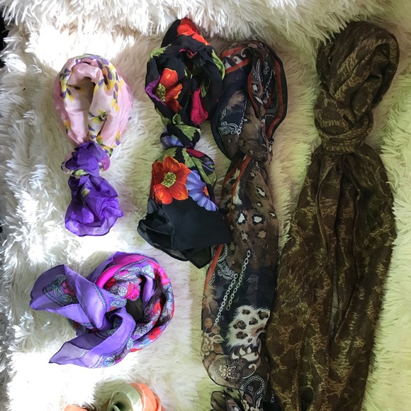 A bundle of 10 beautiful scarves! - Picture 2 of 8